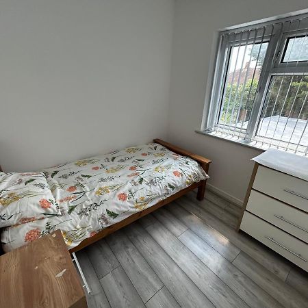 Lovely 3 Bedroom Entire Home With Street Parking - Close To Nec, Bhx Airport - Sleeps 6 Guests Ideal For Contractors & Families Бирмингам Екстериор снимка