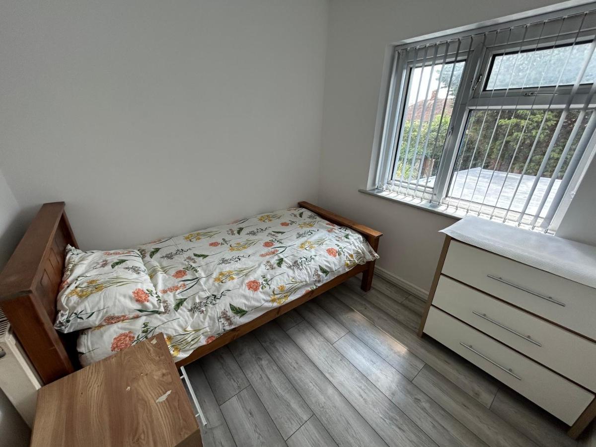 Lovely 3 Bedroom Entire Home With Street Parking - Close To Nec, Bhx Airport - Sleeps 6 Guests Ideal For Contractors & Families Бирмингам Екстериор снимка